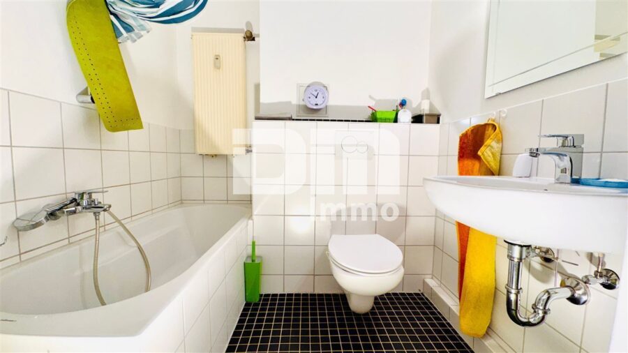 Modernisiertes Mehrfamilienhaus mit 8 Wohneinheiten und 2 Gewerbeflächen - Badezimmer / Wanne WE1